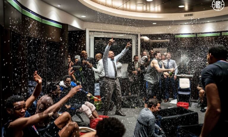 Κλίπερς: Έξαλλοι πανηγυρισμοί στα αποδυτήρια (vid)