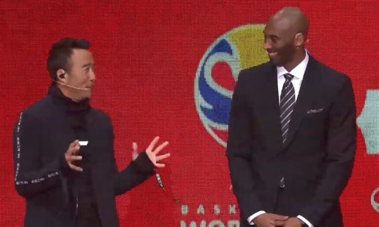 Παγκόσμιο κύπελλο: Η είσοδος του Κόμπι με τη κούπα (vid)