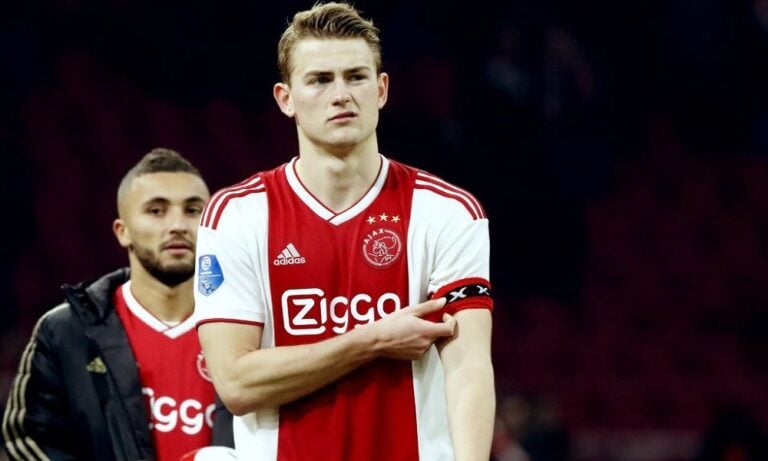 Γιουνάιτεντ: Αποσύρεται από την υπόθεση Ντε Λιχτ