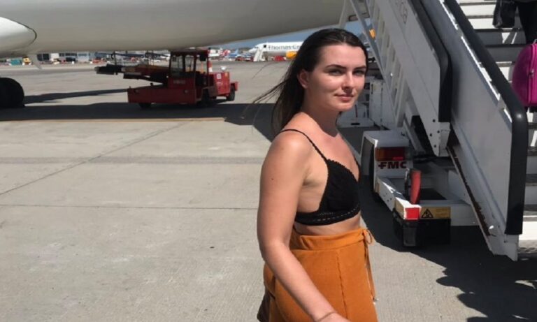 Της είπαν να ρίξει κάτι πάνω της αλλιώς θα την κατέβαζαν από το αεροπλάνο