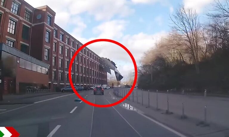 Γερμανία: Οροφή κτιρίου έπεσε σε αυτοκίνητο (video)
