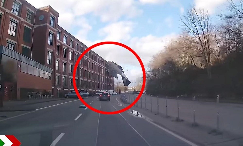 Γερμανία: Οροφή κτιρίου έπεσε σε αυτοκίνητο (video)