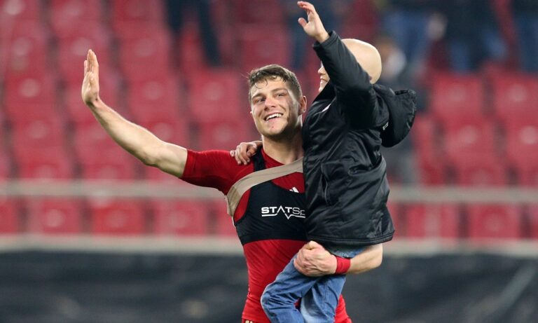 Μία ξεχωριστή αγκαλιά του Κούτρη στον μικρό Βασίλη (pics)