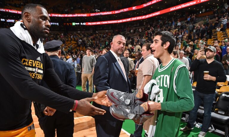 NBA: Δίνουν τα παπούτσια τους για καλό σκοπό (videos)