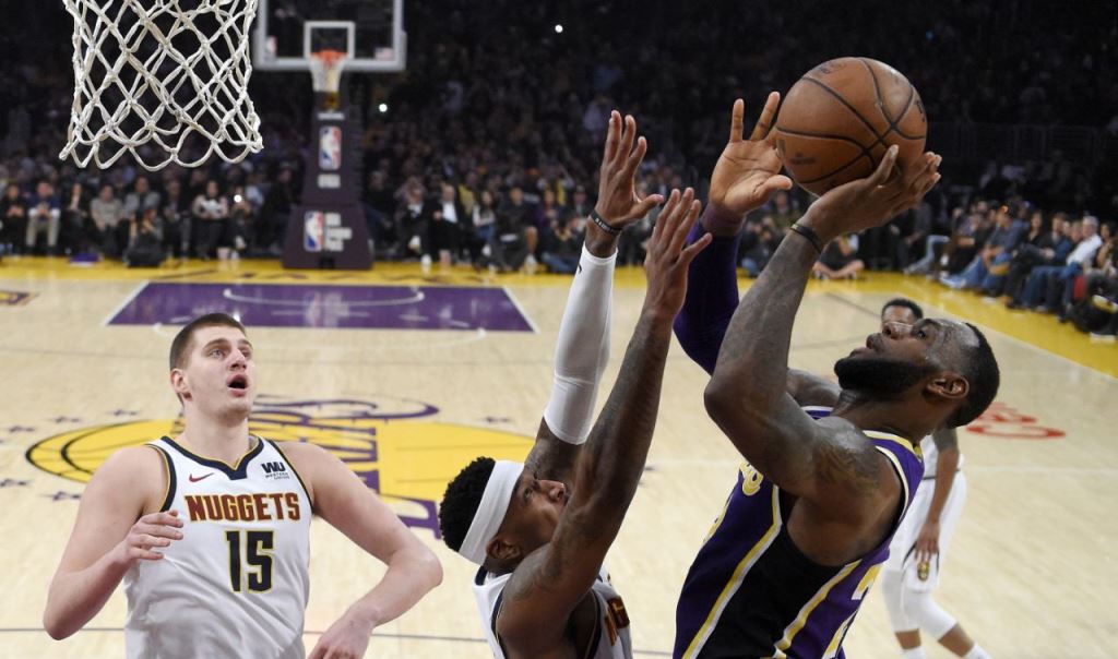 Οι Νάγκετς «χάλασαν» την ιστορική βραδιά του Λεμπρόν Τζέιμς