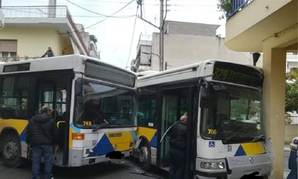 Σύγκρουση λεωφορείων στο Αιγάλεω (vid)