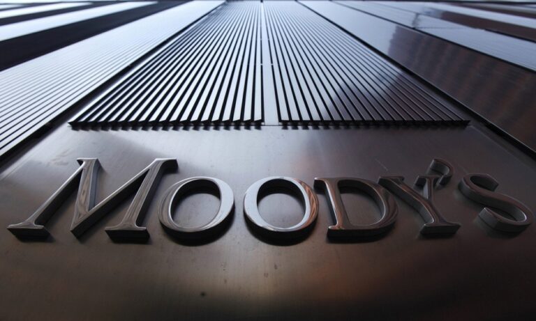 Moody’s: Διπλή αναβάθμιση για την ελληνική οικονομία