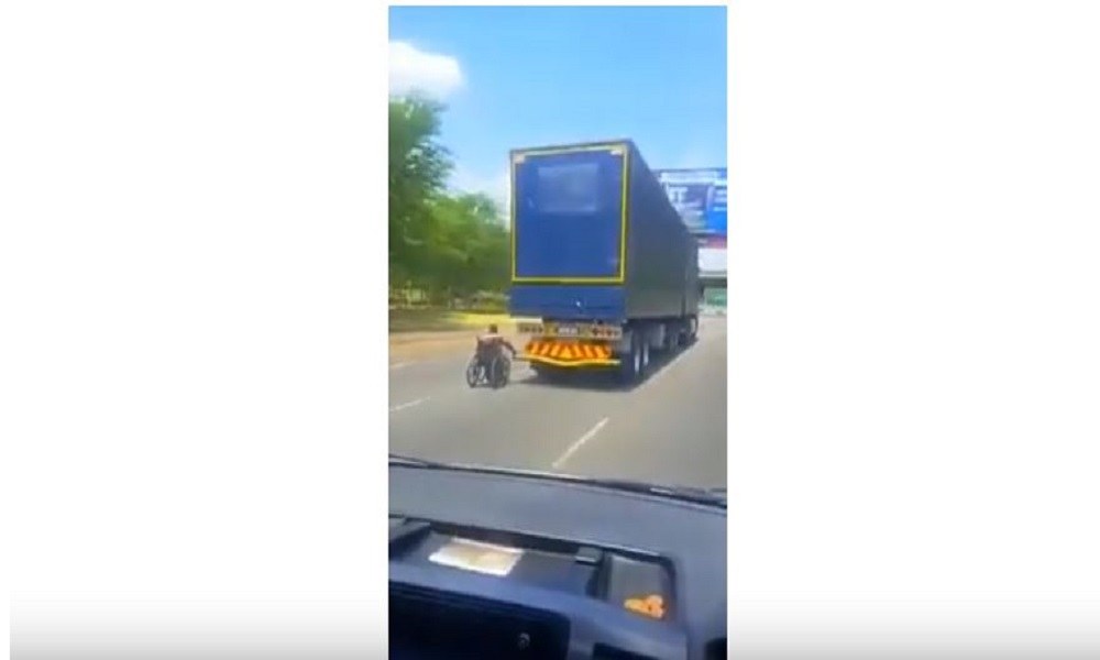 Νότια Αφρική: ΑμεΑ ταξιδεύει πιασμένο από φορτηγό! (video)