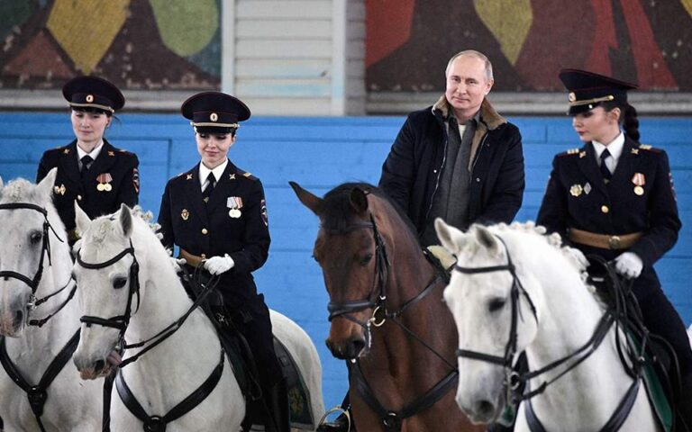 Παγκόσμια Ημέρα Γυναίκας: Ο ιππέας Πούτιν
