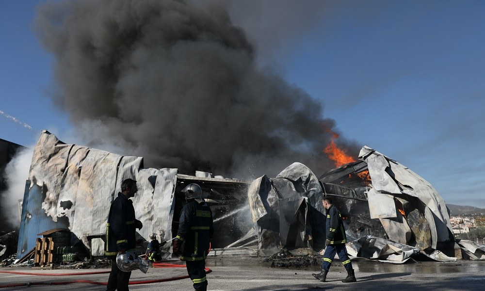 Πυρκαγιά σε εργοστάσιο στη Παιανία (vid)