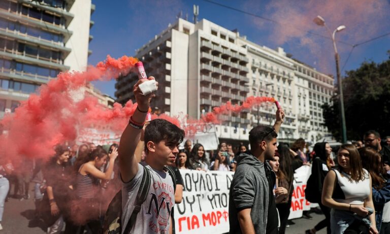 Επεισόδια στο μαθητικό συλλαλητήριο -Μολότοφ εναντίον ΜΑΤ