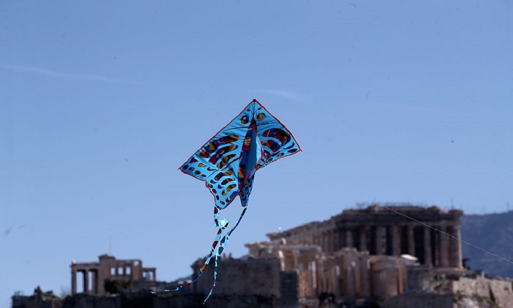 Πλήθος κόσμου στον λόφο του Φιλοπάππου για τα Κούλουμα (pics)