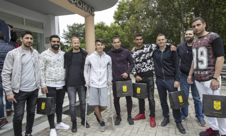 Άρης: Οι παίκτες μοίρασαν δώρα στο Ιπποκράτειο (pics, vid)