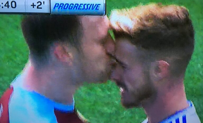 Premier League: Πήρε κάρτα γιατί φίλησε αντίπαλο (vid)