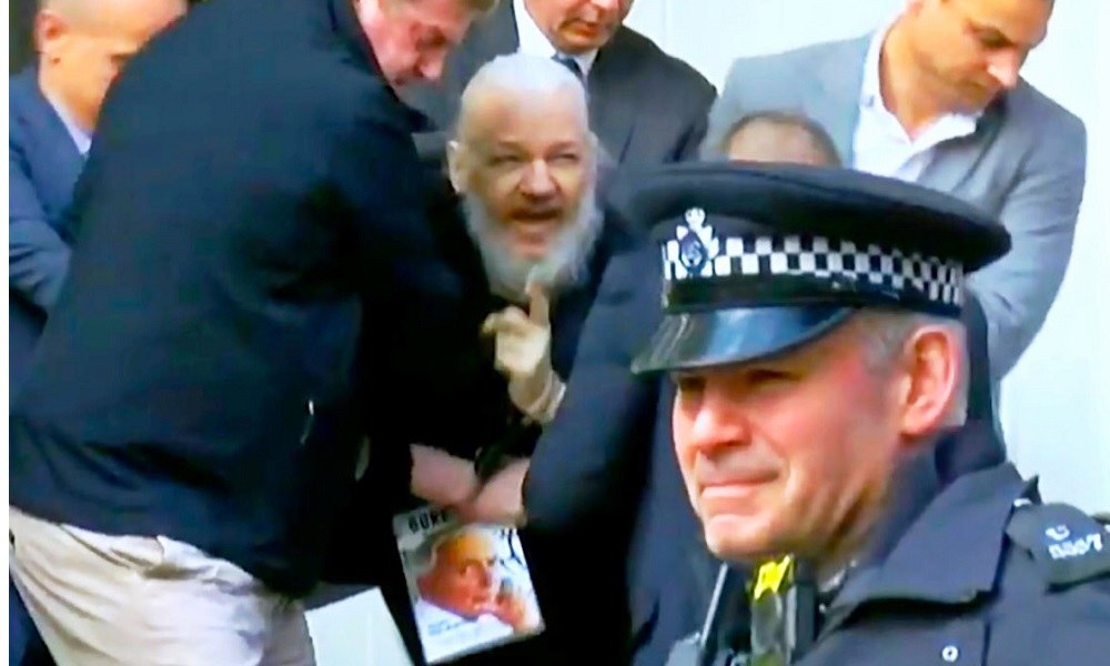 Τζούλιαν Ασάνζ: Συνελήφθη o κύριος… WikiLeaks! (video)