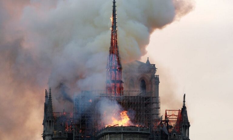 Παναγία των Παρισίων: Οι εικόνες σοκάρουν (pics)