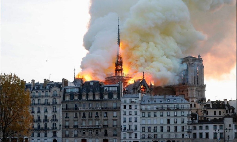 Παρίσι: Μεγάλη πυρκαγιά στην Παναγία των Παρισίων!
