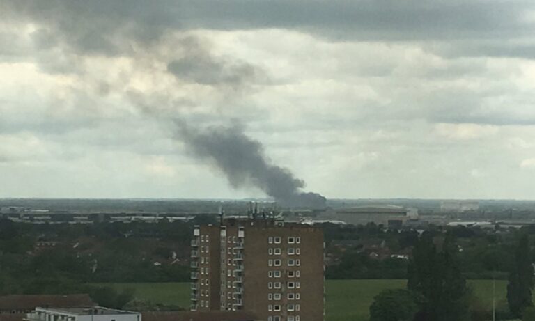 Χίθροου: Μεγάλη φωτιά κοντά στο αεροδρόμιο