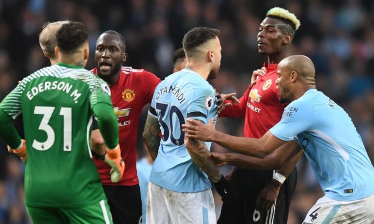 Στις «φλόγες» το Μάντσεστερ, στο … ακουστικό το Λίβερπουλ