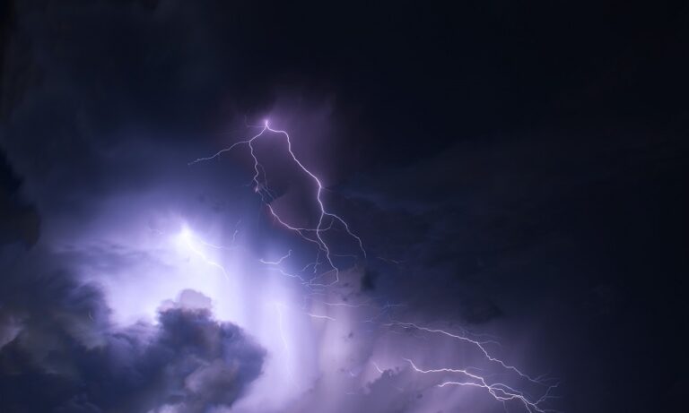 Ο καιρός σήμερα (10/4): Νεφώσεις και σποραδικές καταιγίδες