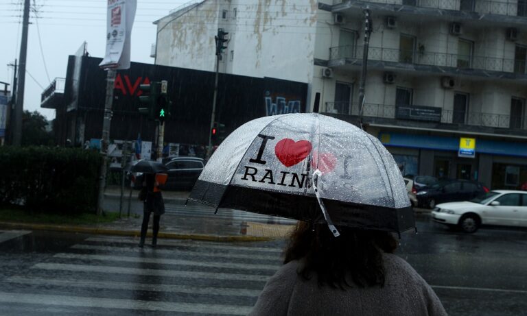 Καιρός 14/4: Πέφτει η θερμοκρασία με βροχές στα ορεινά