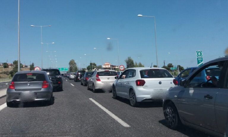 Επιστροφή εκδρομέων: Μεγάλες ουρές στον Ισθμό