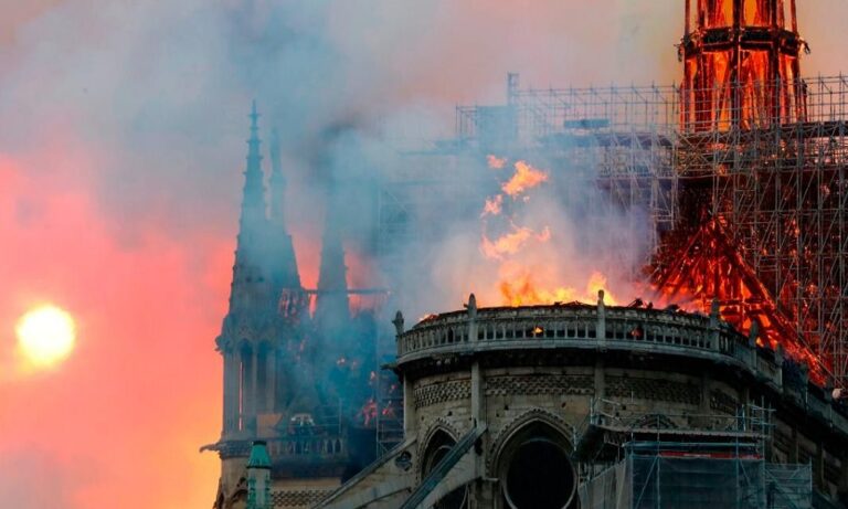 Παναγία των Παρισίων: Οι εικόνες από το εσωτερικό του ναού
