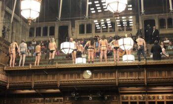 Brexit: Γυμνοί διαδηλωτές μπήκαν στο κοινοβούλιο! (pic)