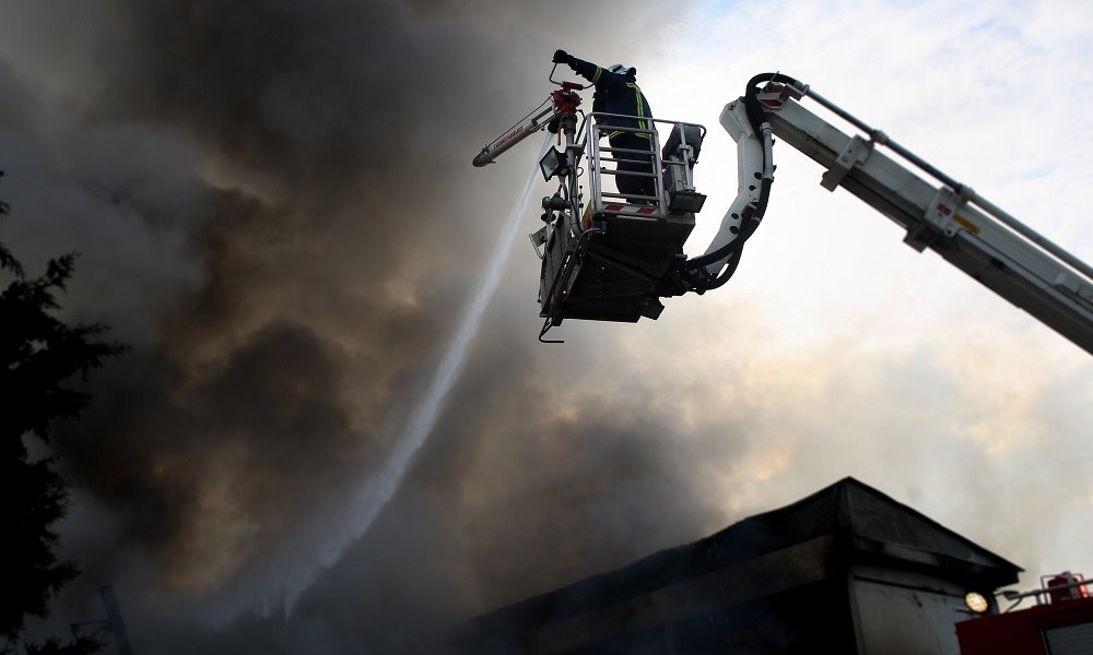 Φωτιά σε εργοστάσιο πλαστικού στη Σίνδο (vid)