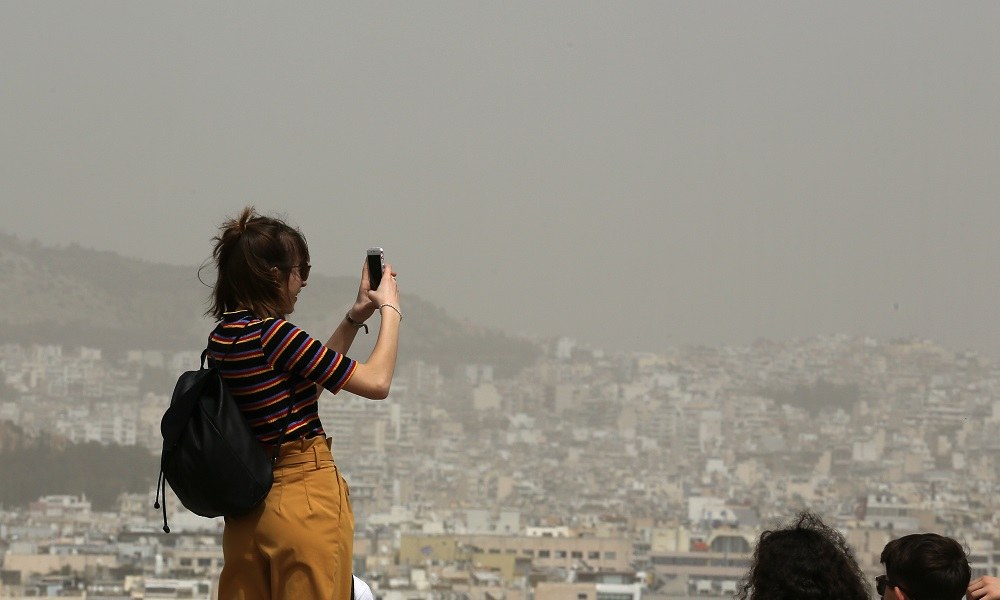 Καιρός: Η αφρικανική σκόνη «πνίγει» την Ελλάδα