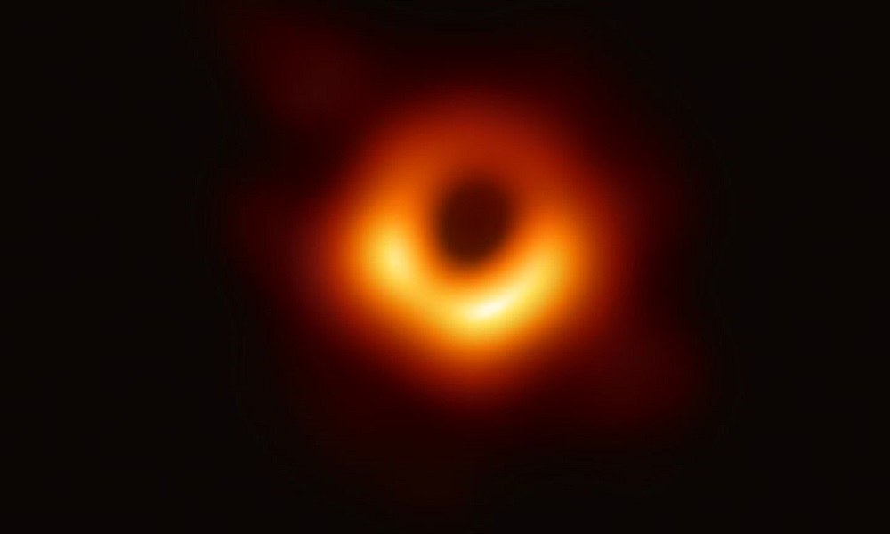 Επιστήμονες έδειξαν την πρώτη φωτογραφία από μία μαύρη τρύπα! (video)