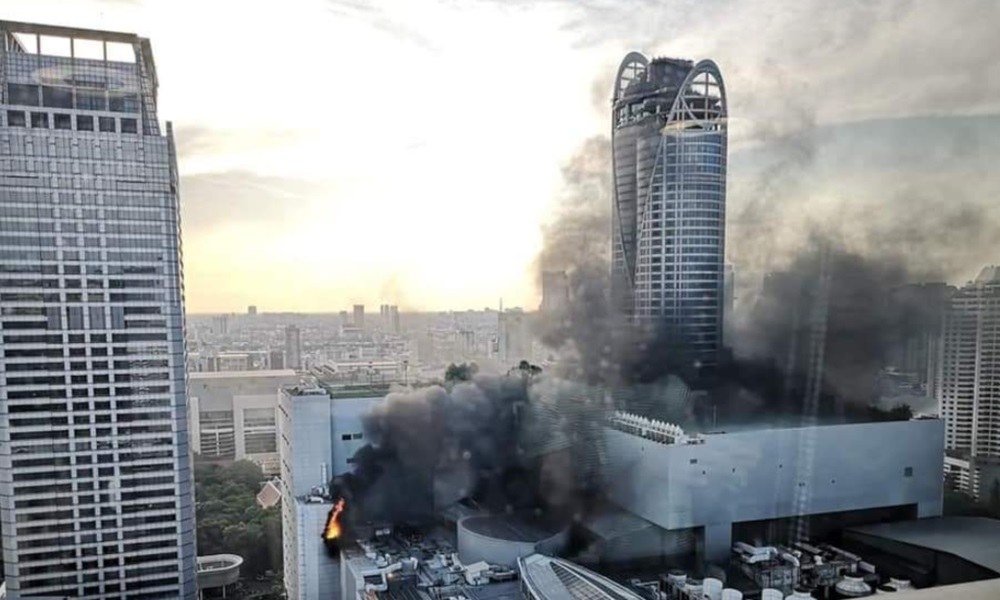 Ταϊλάνδη: Καίγεται ξενοδοχείο, κόσμος πηδάει στο κενό! (vids)