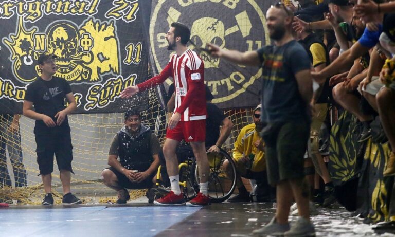 ΑΕΚ – Ολυμπιακός: Μπουκάλια, εισβολή, διακοπή!