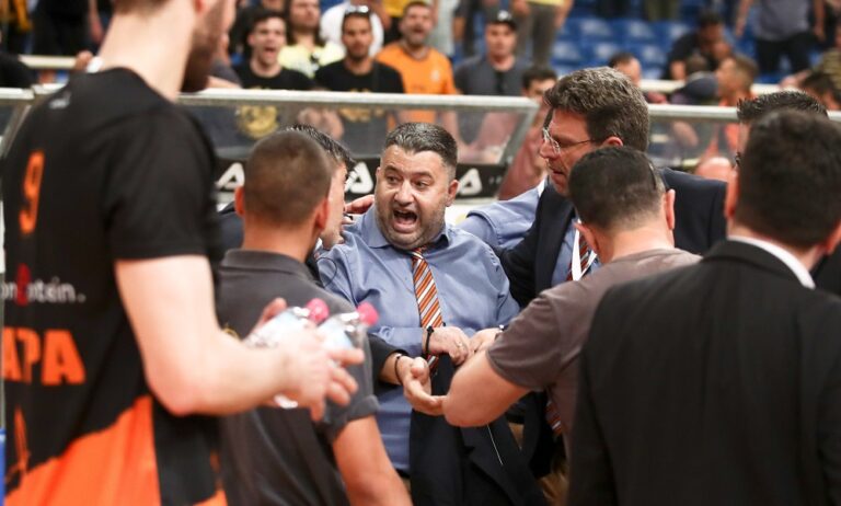 Γιατράς: Απίστευτη ένταση στη συνέντευξη Τύπου (vid)