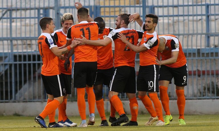 Λαμία: «Ψαλίδια» και όποιος θέλει μένει!