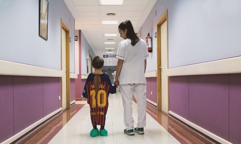 Ποδοσφαιρικές φανέλες γίνονται ρόμπες για άρρωστα παιδιά