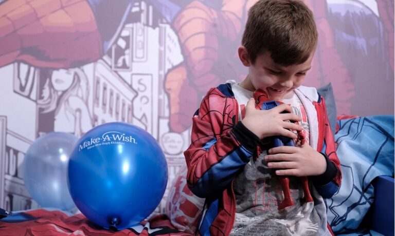 Η «Ομάδα Προσφοράς ΟΠΑΠ» παρέδωσε στον Ερνάντ τους αγαπημένους του σούπερ ήρωες