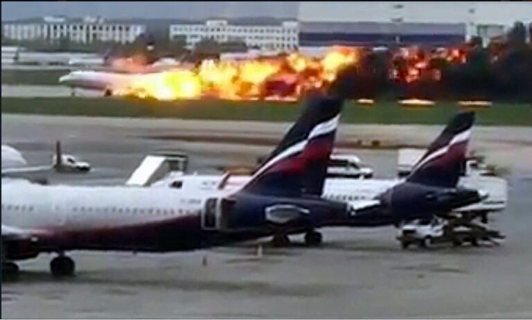 Μόσχα: Στις φλόγες αεροσκάφος, 13 νεκροί (vids)