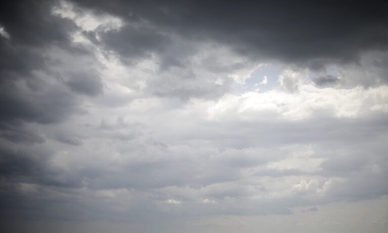 Καιρός: Νεφώσεις με τοπικές βροχές