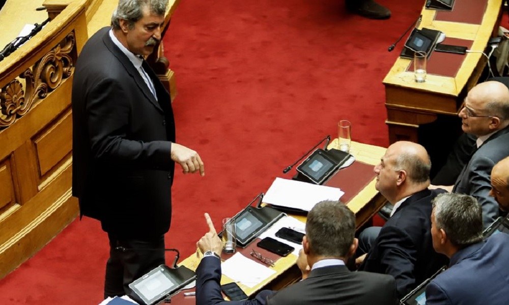Χαμός στη Βουλή: Ζήτησε τον λόγο ο Πολάκης από τον Μητσοτάκη