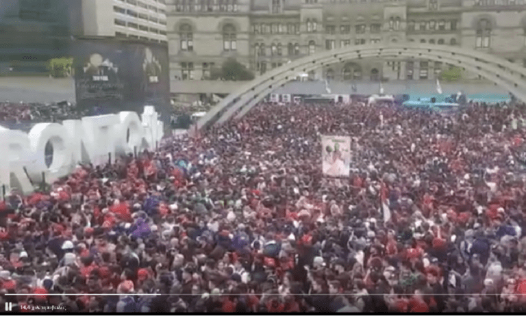 Ράπτορς: Χιλιάδες οπαδοί ενόψει της παρέλασης (vids)