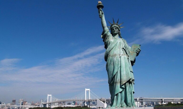 17 Ιουνίου: Το Άγαλμα της Ελευθερίας φτάνει στη Νέα Υόρκη