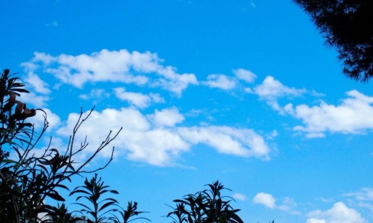 Καιρός: Άνοδος της θερμοκρασίας, συνεχίζονται οι άνεμοι