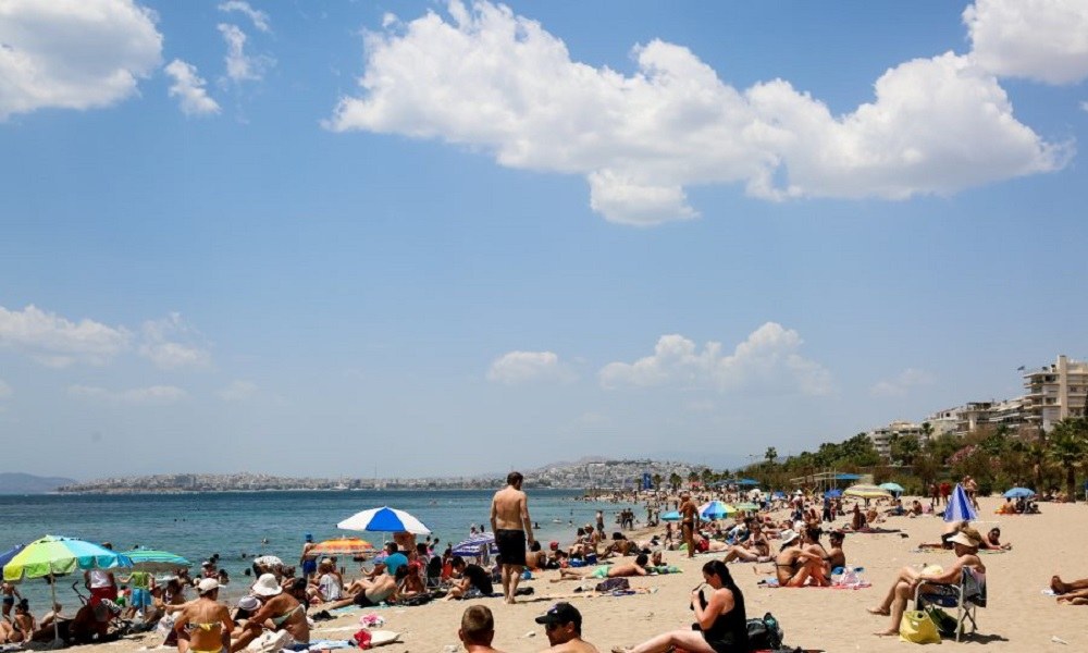 Μίνι καύσωνας στην Αττική – Γέμισαν κόσμο οι παραλίες