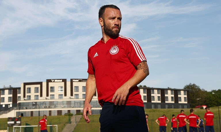 Ολυμπιακός: Το τραγούδι του Βαλμπουενά (vids)