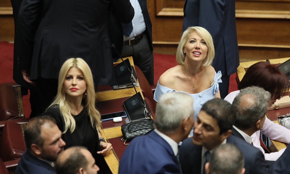 Βουλή ορκωμοσία: Ορκίστηκαν οι 300 (pics & vids)