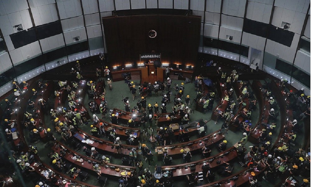 Χονγκ Κονγκ: Εισβολή διαδηλωτών στη Βουλή (vid)