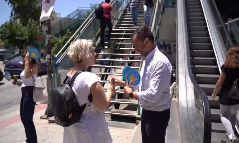 Φώτης Καρύδας: Μοίρασε βεντάλιες για τον καύσωνα