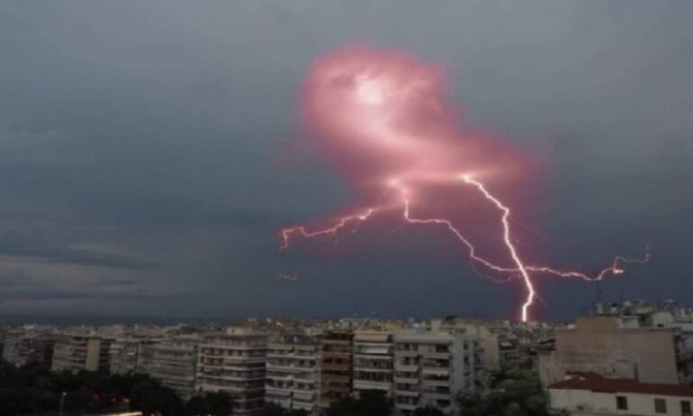 Θεσσαλονίκη: Κεραυνός χτυπάει ταράτσα πολυκατοικίας! (vid)
