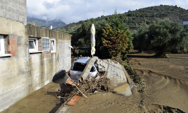 Ναυπακτία: Σοκαριστικές εικόνες από τις καταστροφές (pics)